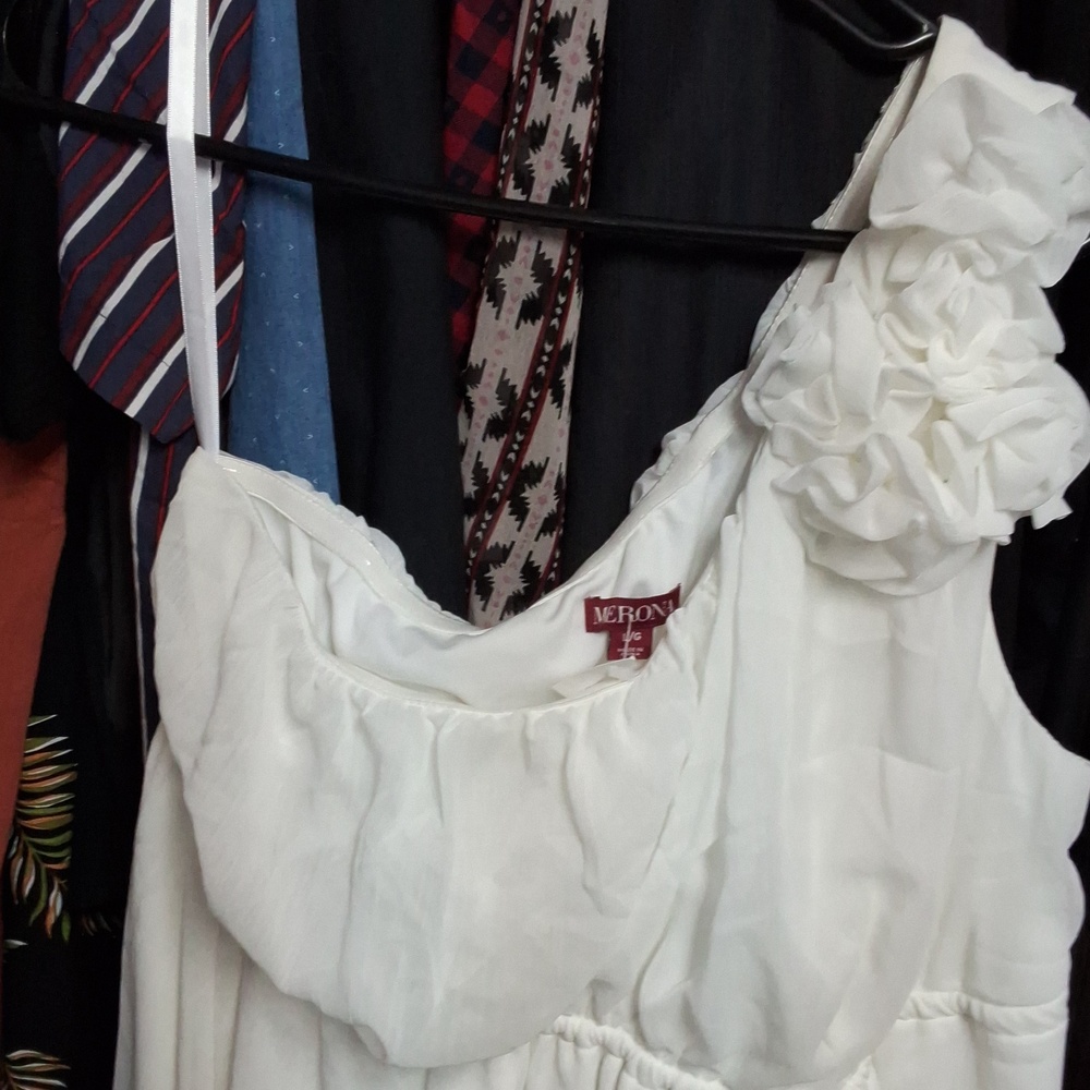 MERONA BNWOT sleeveless SHEER  With Lining inside and flowers on side sleeves
